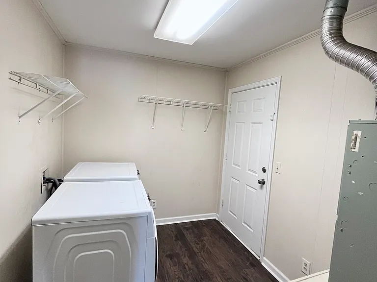 207 Lake Dr — Photo 9