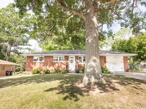 1361 N Glenwood Dr, Columbia, IL 62236