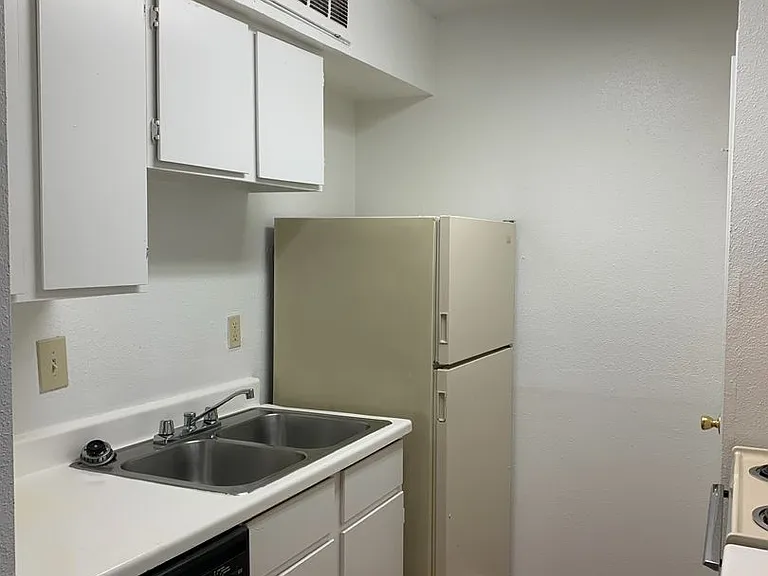 Emerald Cove Apartments — Photo 34