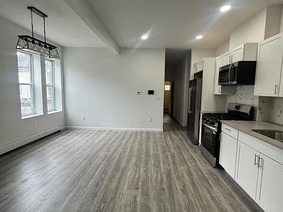 4th image of 184 Hickory St Floor 1