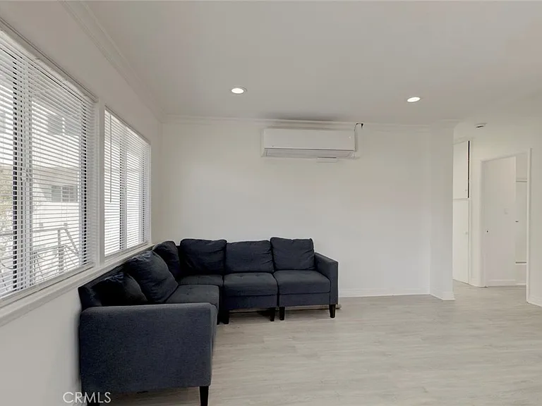 14916 Wyandotte St — Photo 5