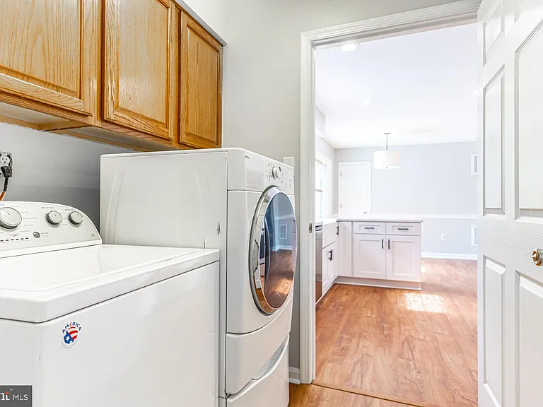 121 Nottingham Ct — Photo 15