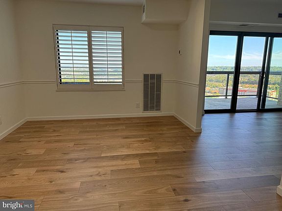 3rd image of 309 Yoakum Pkwy APT 1218