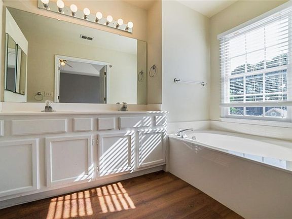 4th image of 1215 Plainview Way