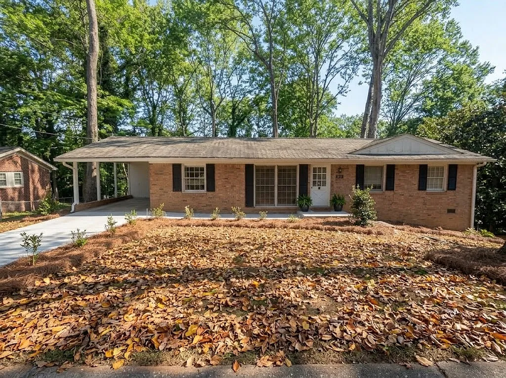 3 bed, 1300 sqft, $1,899 — Photo 1