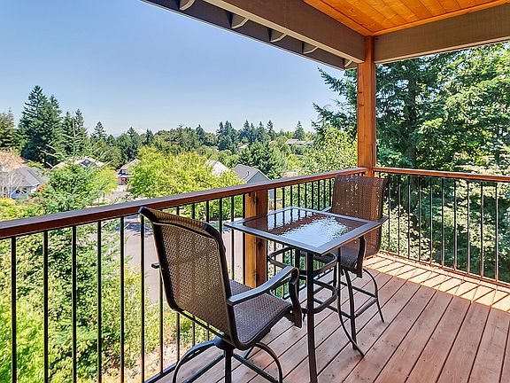 Upper level deck off master