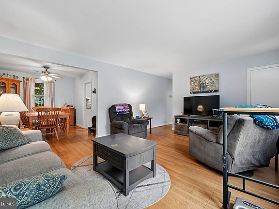 5th image of 902 Spruce Ave