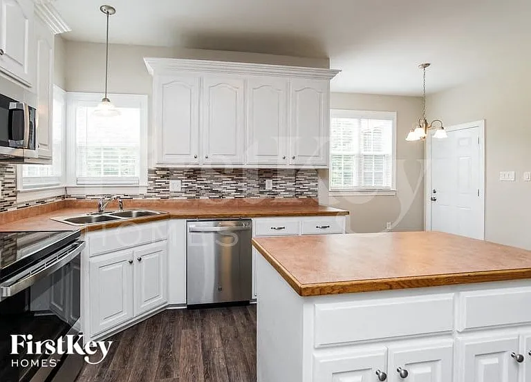 414 Winfred Dr — Photo 5