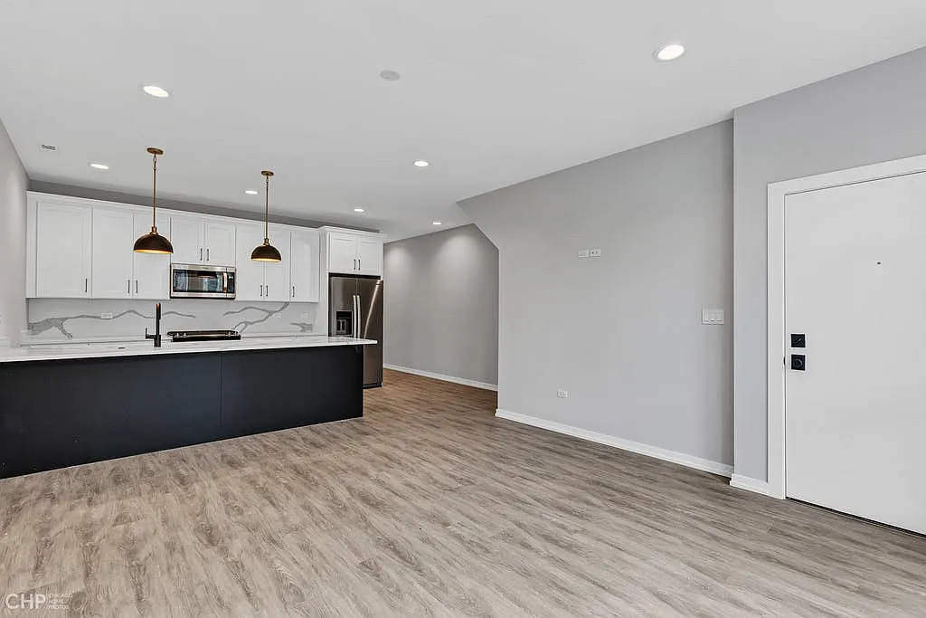 3 bed, 1400 sqft, $3,000 — Photo 2