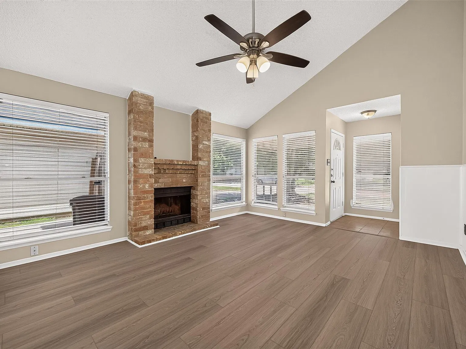 2 bed, 1.5 bath, 1041 sqft, $1,475 — Photo 3