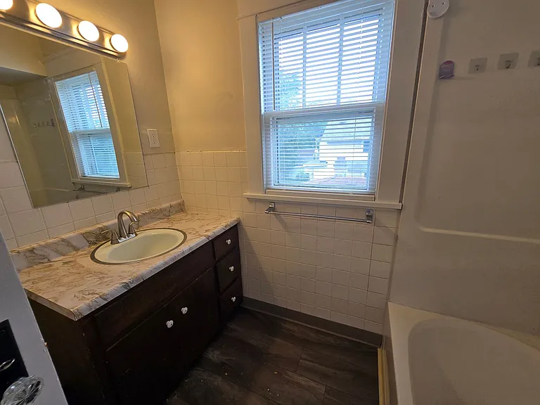 1109 Dousman St — Photo 18