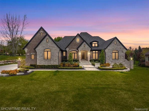 4805 Woodland Hills Dr, Rochester, MI 48306