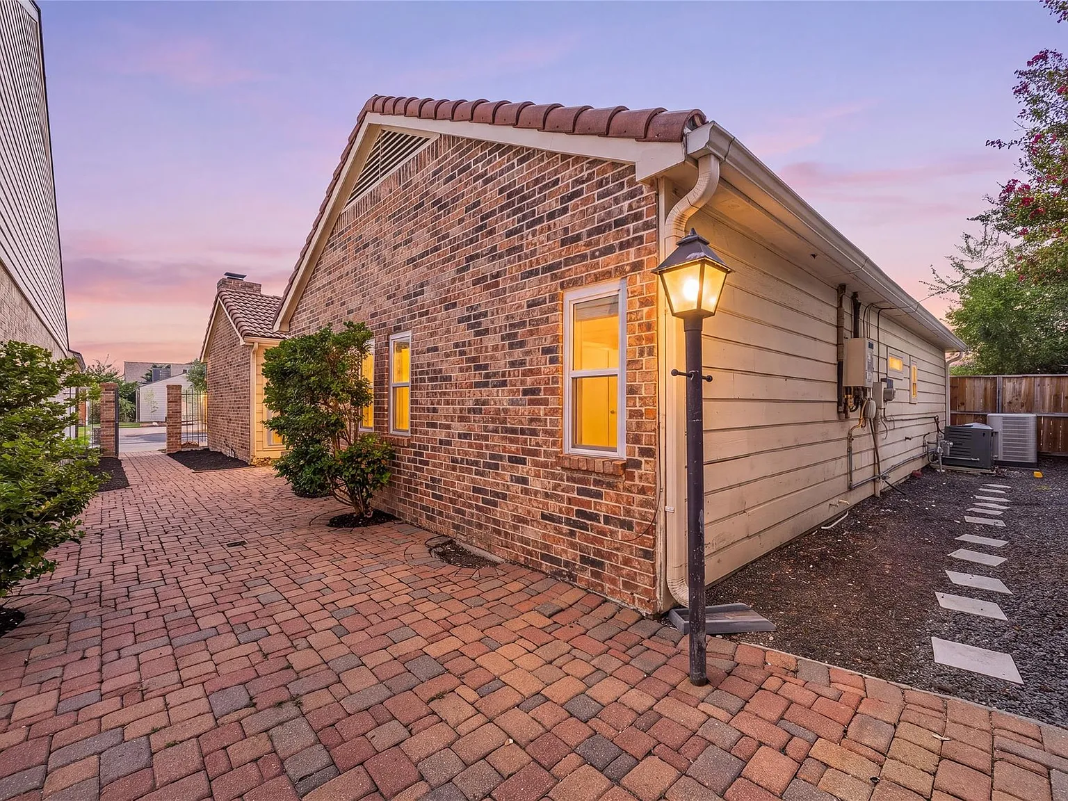 3 bed, 2.0 bath, 2132 sqft, $2,600 — Photo 2