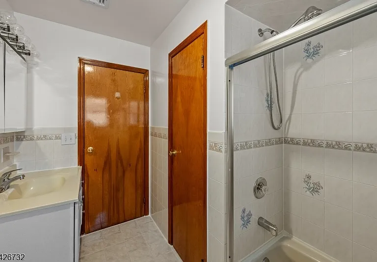 939 Grove St — Photo 10