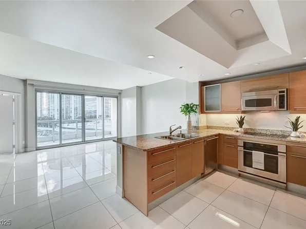 222 Karen Ave Unit 705, Winchester, NV 89109