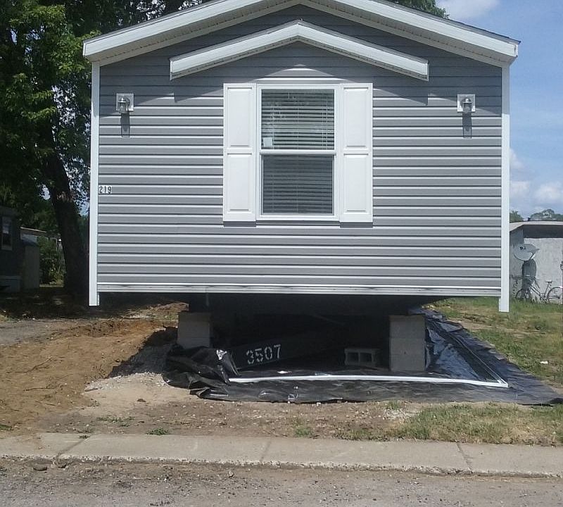 2nd image of 219 S Lyon Woods Dr