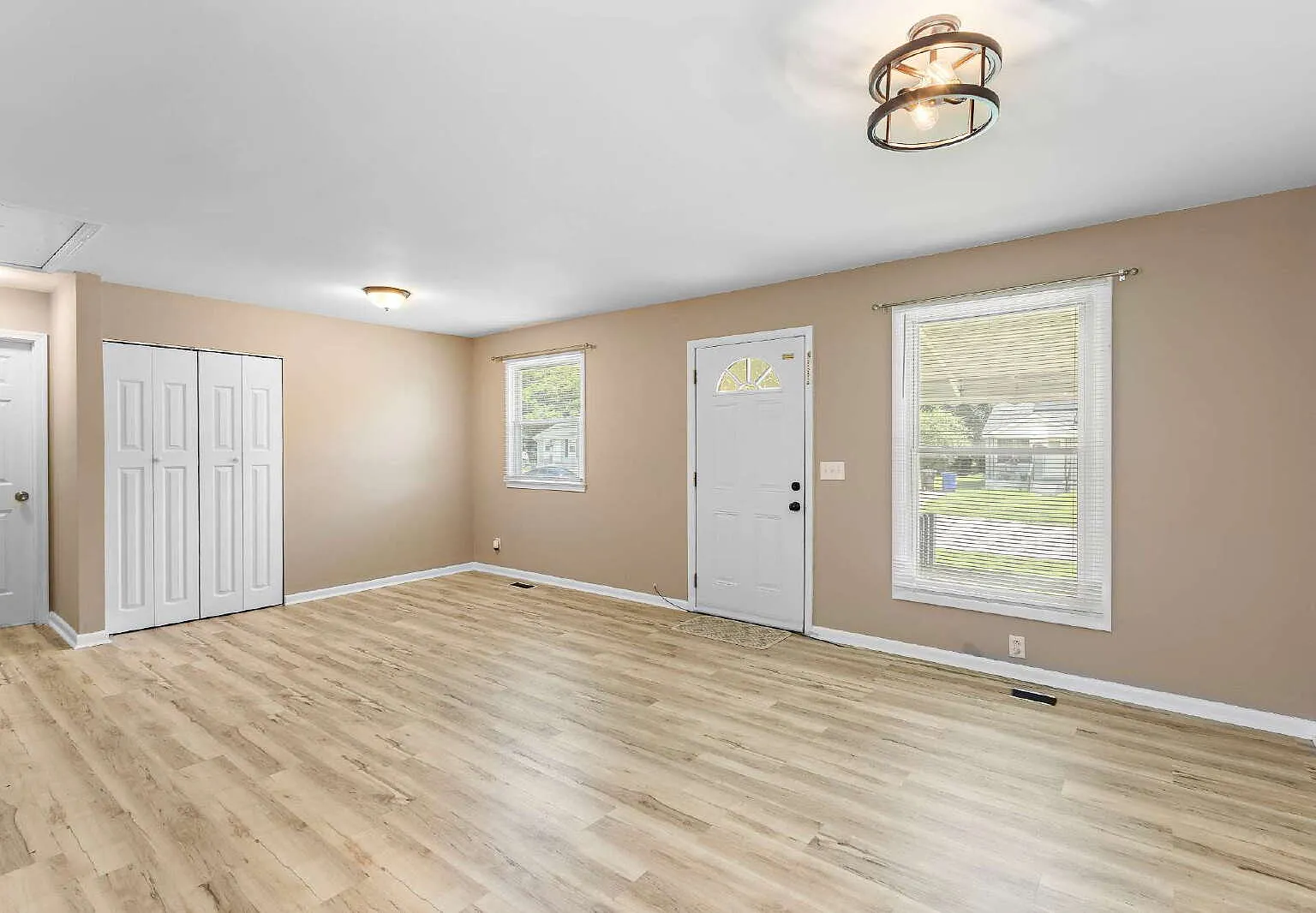 3 bed, 2.0 bath, 1200 sqft, $2,000 — Photo 3