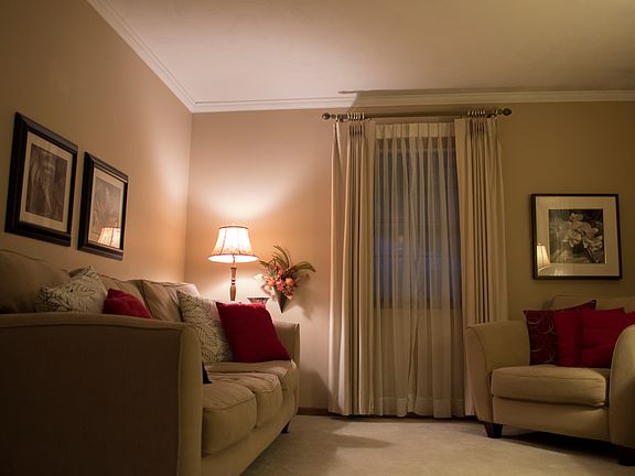 Living room w/crown molding