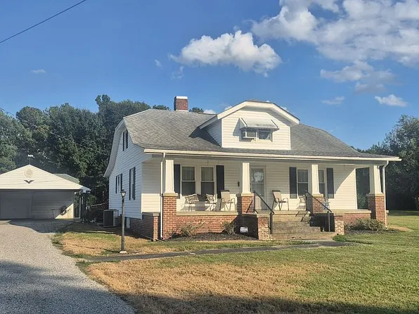 703 Lester St, Blackstone, VA 23824
