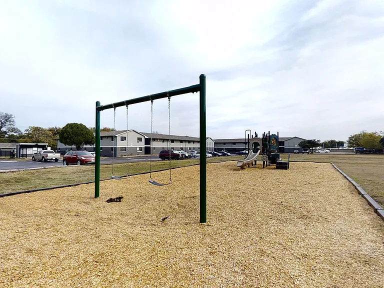 St. Charles Place Apartments — Photo 10