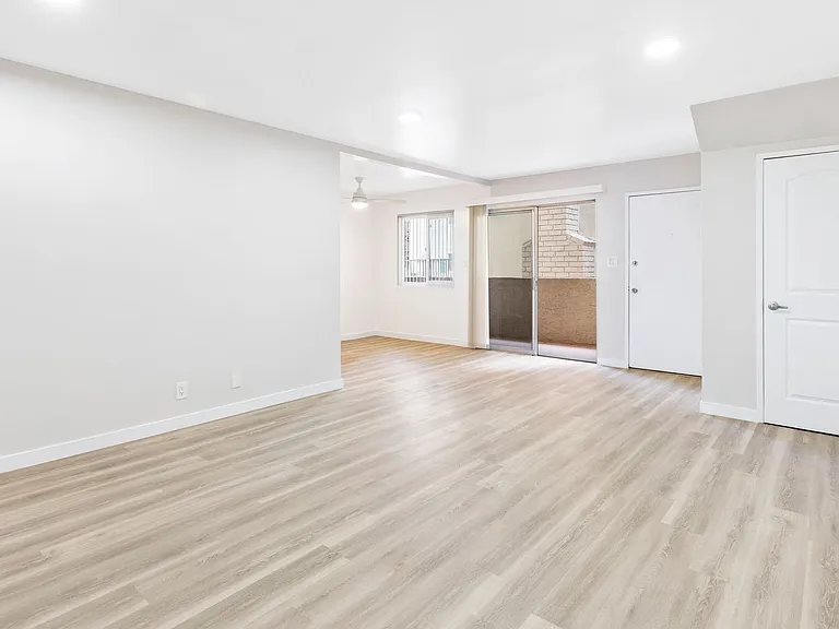 Tarzana Court Apartments — Photo 16