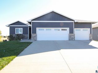 622 Sherwood Cir, Hartford, SD 57033