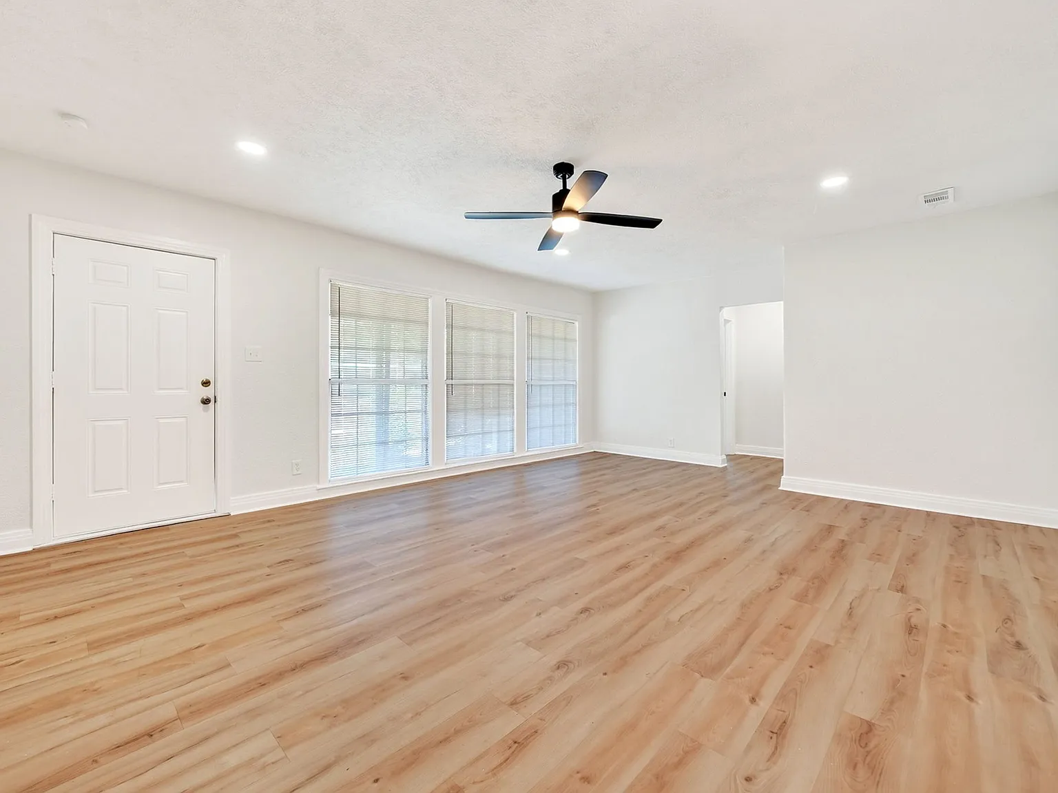 4 bed, 2528 sqft, $2,100 — Photo 4