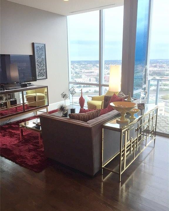 2nd image of 1301 Throckmorton St #1705
