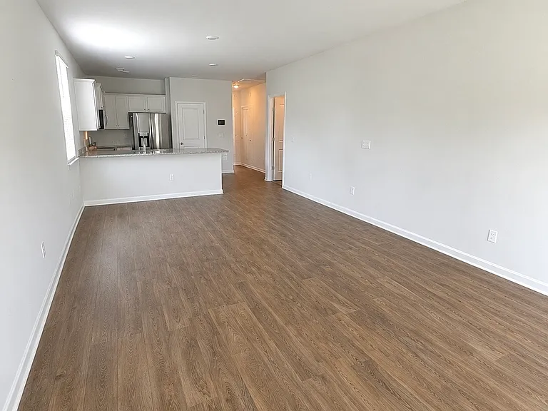 110 Cloverleaf St — Photo 7