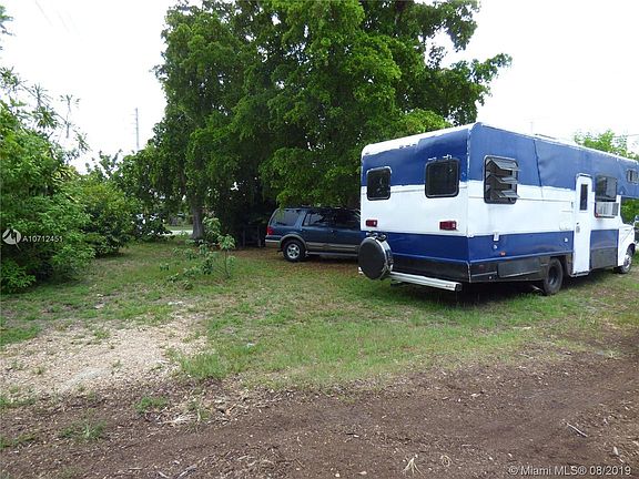 4th image of 1015 NE 39th St
