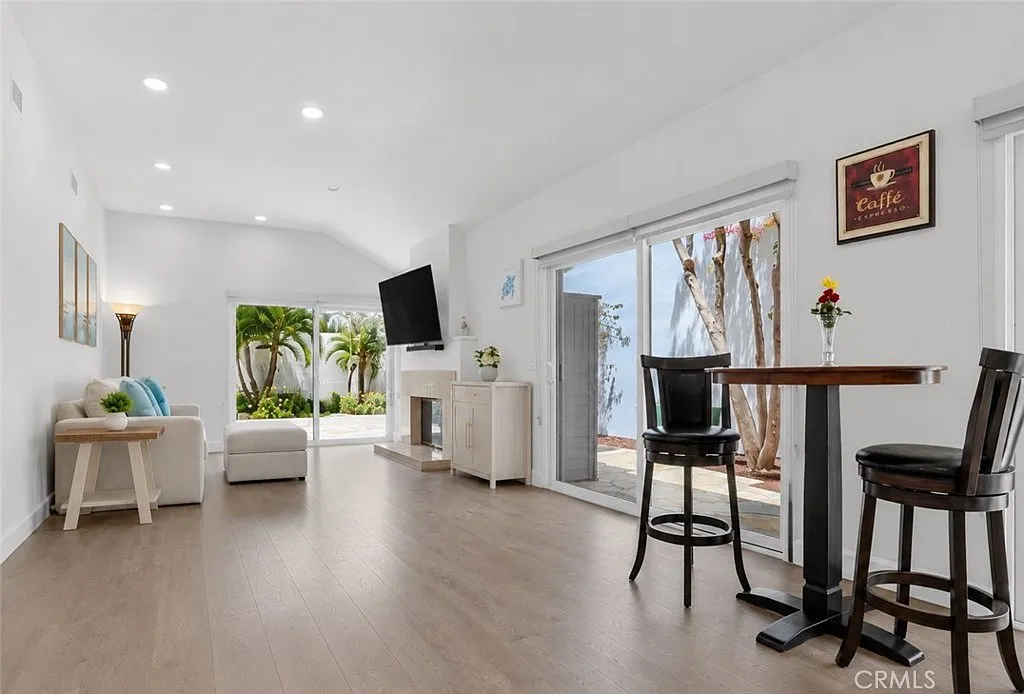 2 bed, 1217 sqft, $6,800 — Photo 1