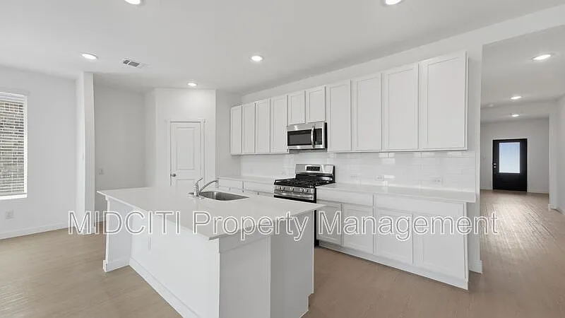 4 bed, 3.0 bath, 2368 sqft, $2,250 — Photo 3