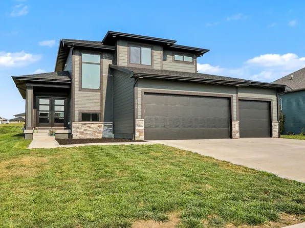 1832 W 3rd St, Pella, IA 50219