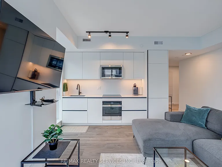 327 King St W #4106 — Photo 20