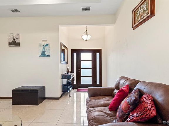 4th image of 809 Beatrice Ave