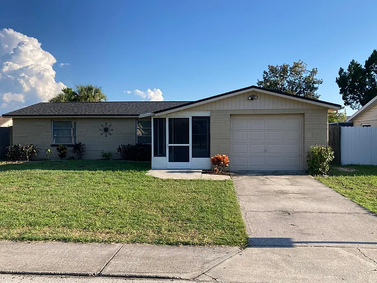 7010 Oakshire Dr — Photo 1