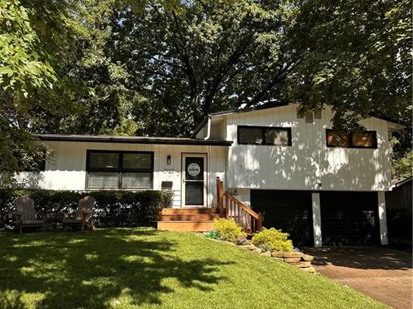7927 Windsor St, Prairie Village, KS 66208