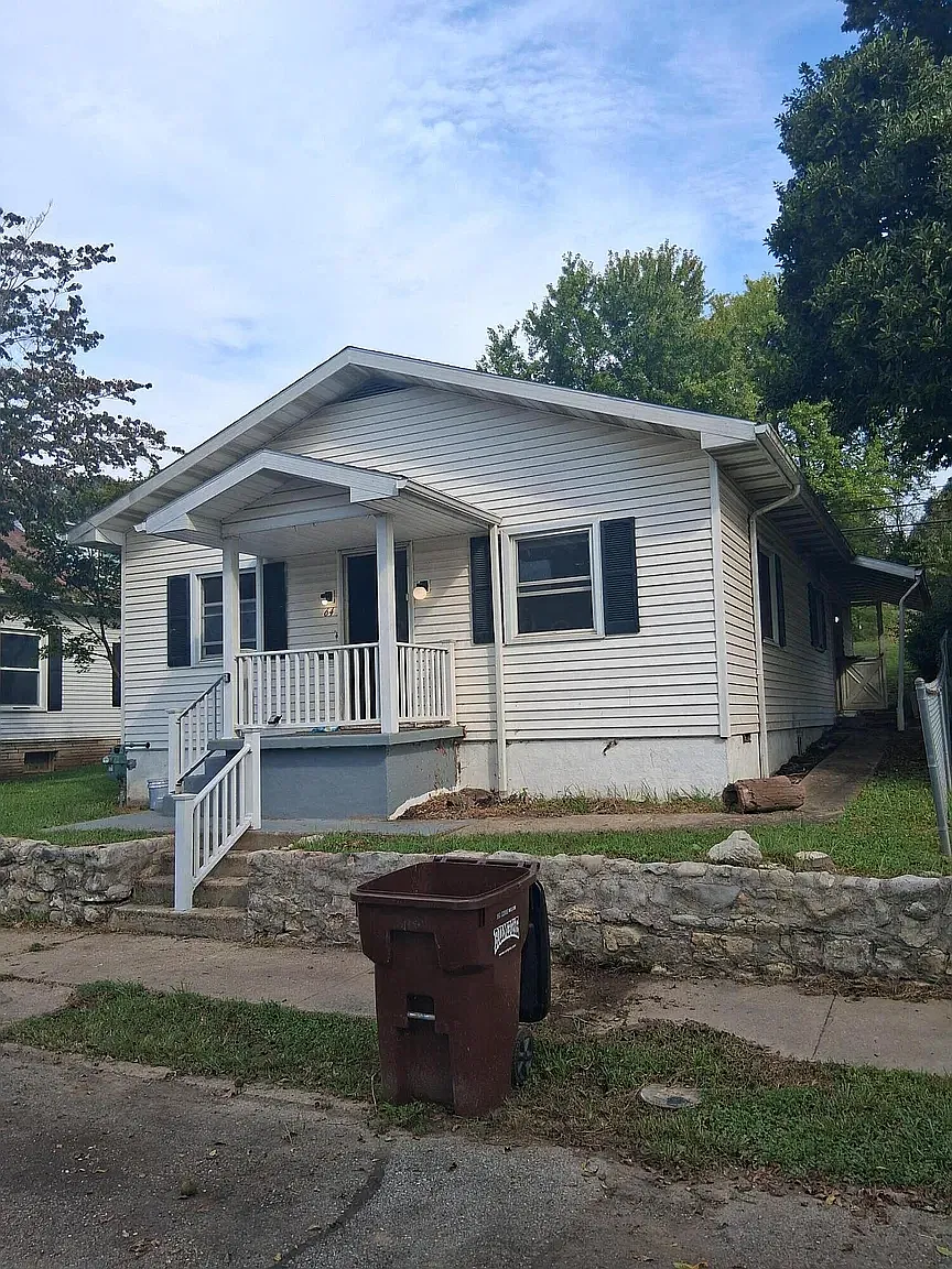 3 bed, 1092 sqft, $1,300 — Photo 1