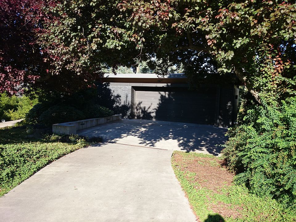 2nd image of 2833 Magnolia Blvd W
