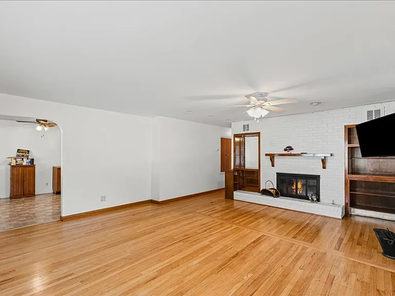 101 W Cypress St — Photo 4