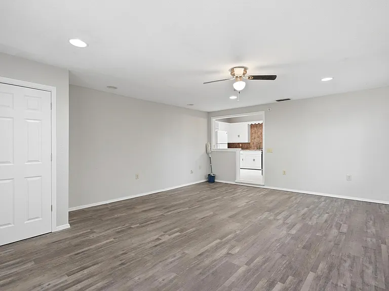 1041 Albany St — Photo 18