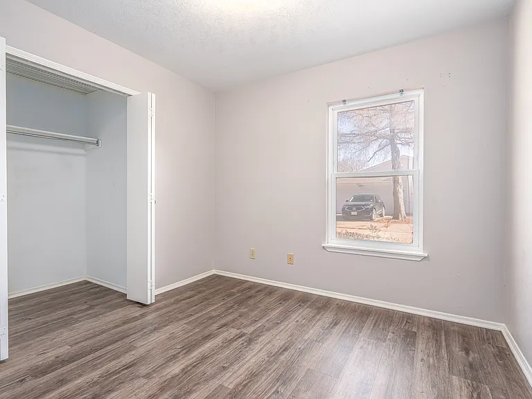 2911 Forest Creek Dr — Photo 4