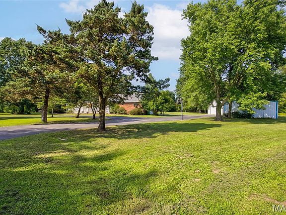 3rd image of 40 Alesia Dr