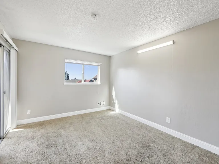 1406 Henry Street — Photo 43