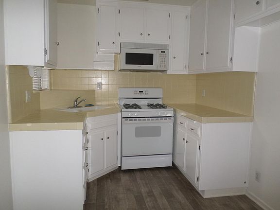 2nd image of 215 6th St APT B
