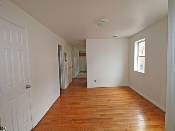 3rd image of 524 Mulberry St