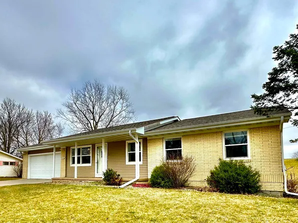 1830 Country Club Dr, Grinnell, IA 50112