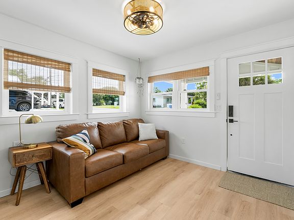 3rd image of 109 Wisteria Ln
