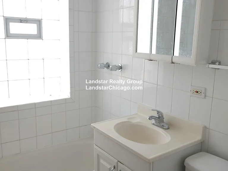 4045.5 N Mozart Ave #1E — Photo 6