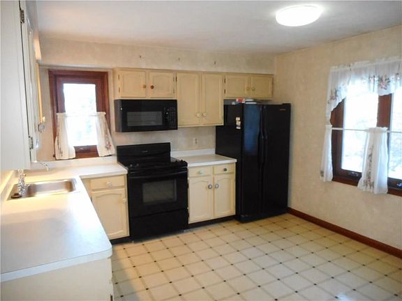 3rd image of 65 Woodridge Trl